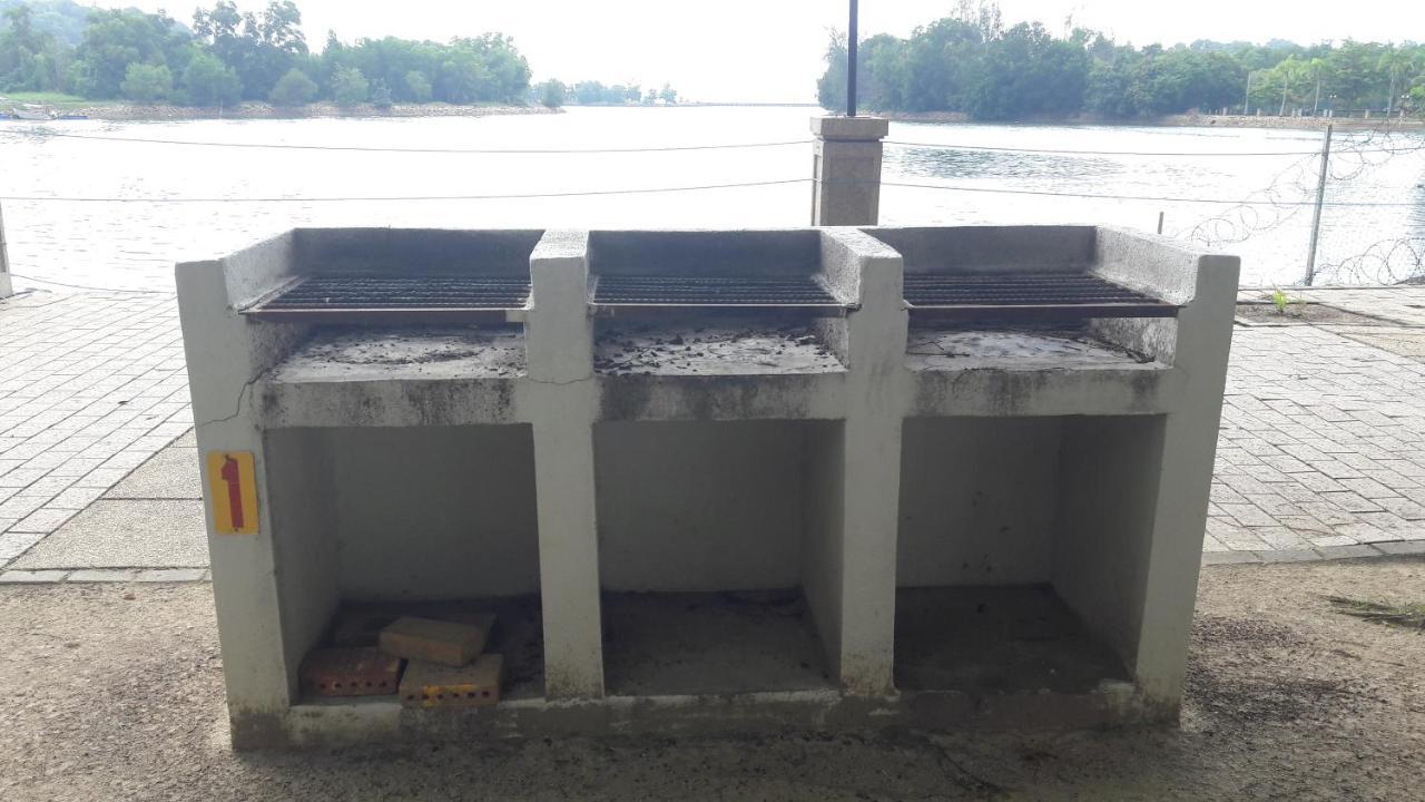 Homestay Haizal Telok Kemang Port Dickson Eksteriør billede